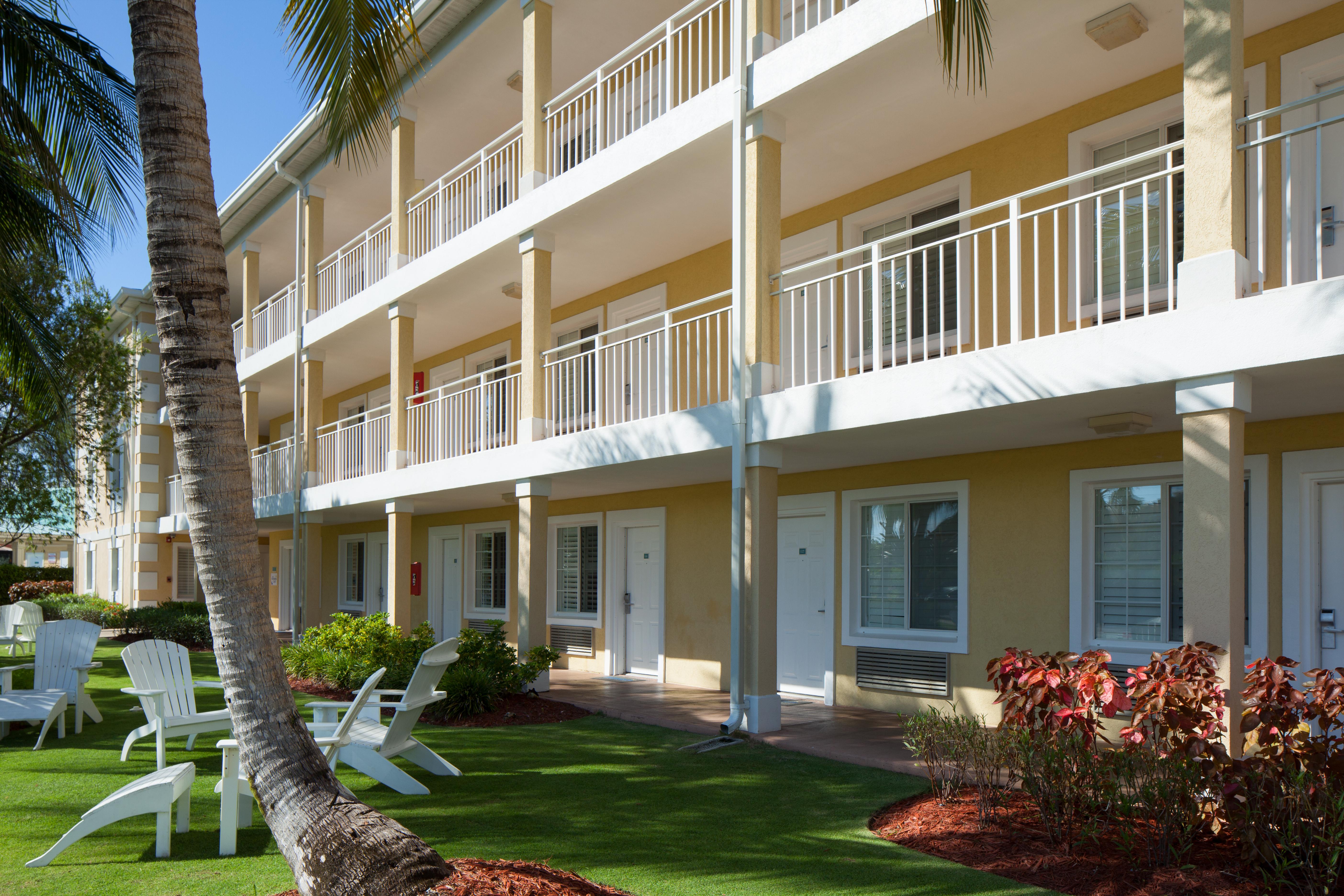 Sunshine Suites Resort West Bay Экстерьер фото