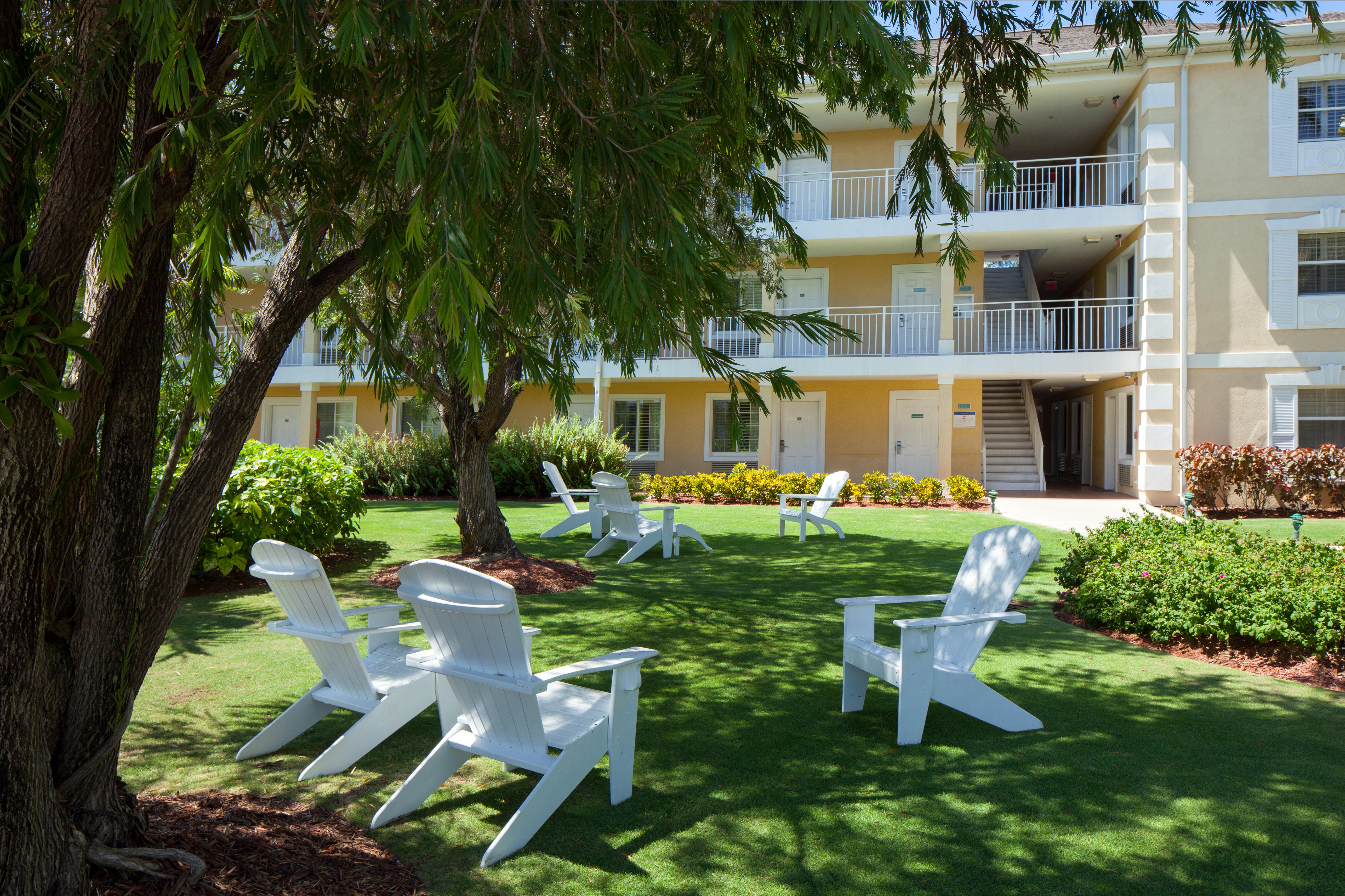 Sunshine Suites Resort West Bay Экстерьер фото