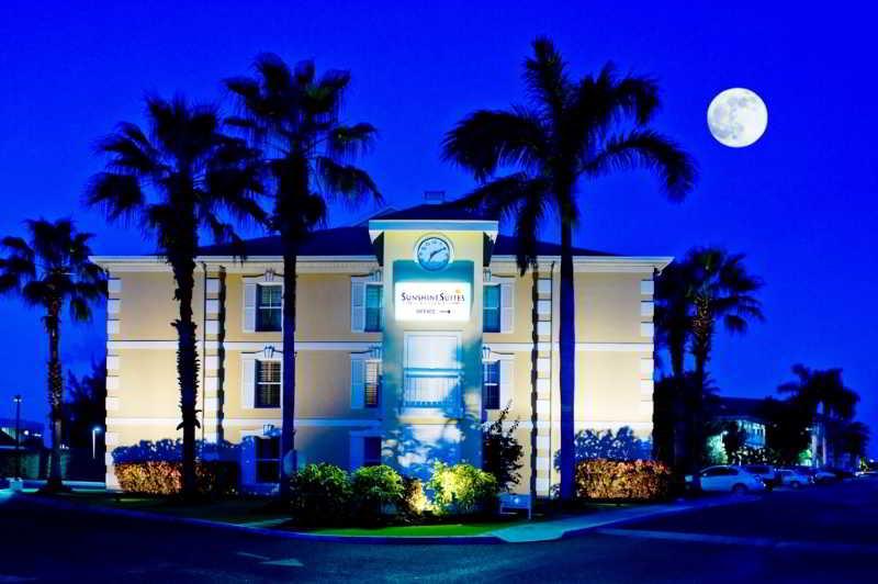 Sunshine Suites Resort West Bay Экстерьер фото