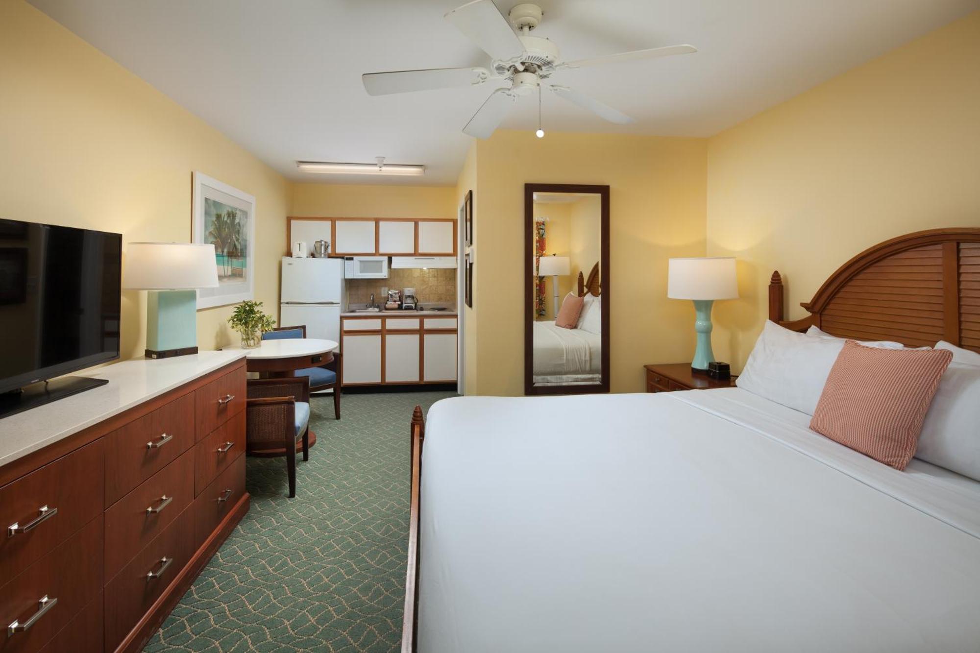 Sunshine Suites Resort West Bay Экстерьер фото