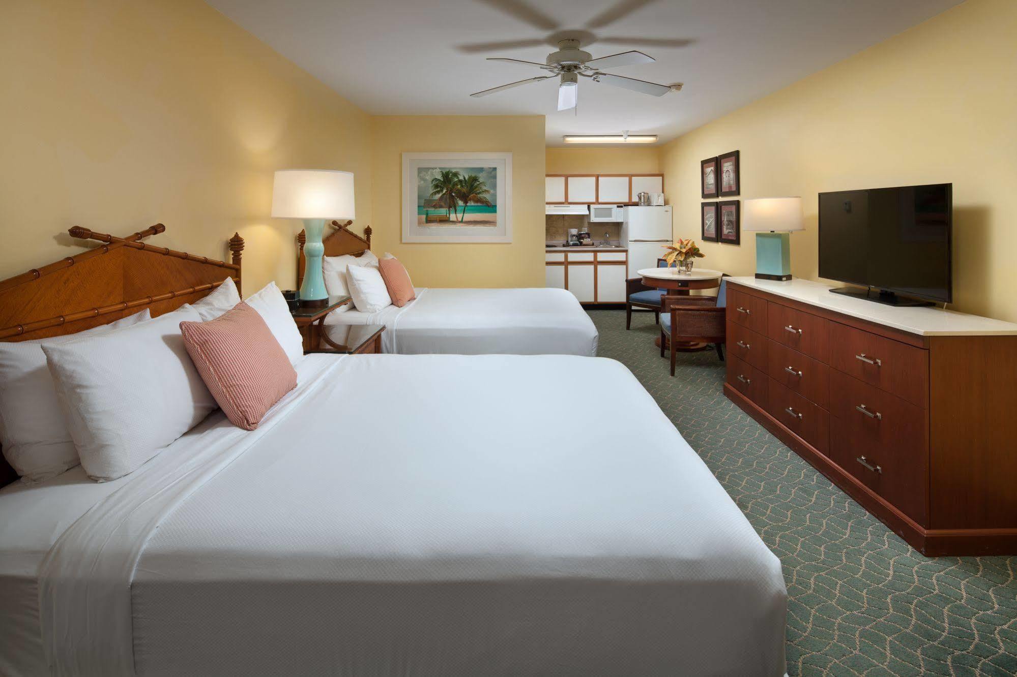 Sunshine Suites Resort West Bay Экстерьер фото