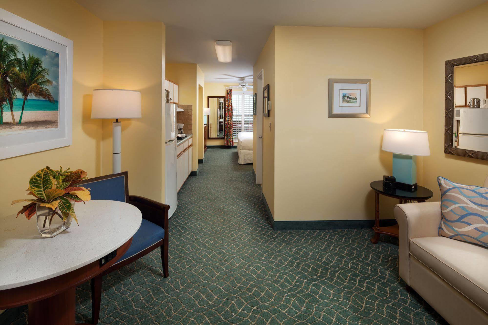 Sunshine Suites Resort West Bay Экстерьер фото
